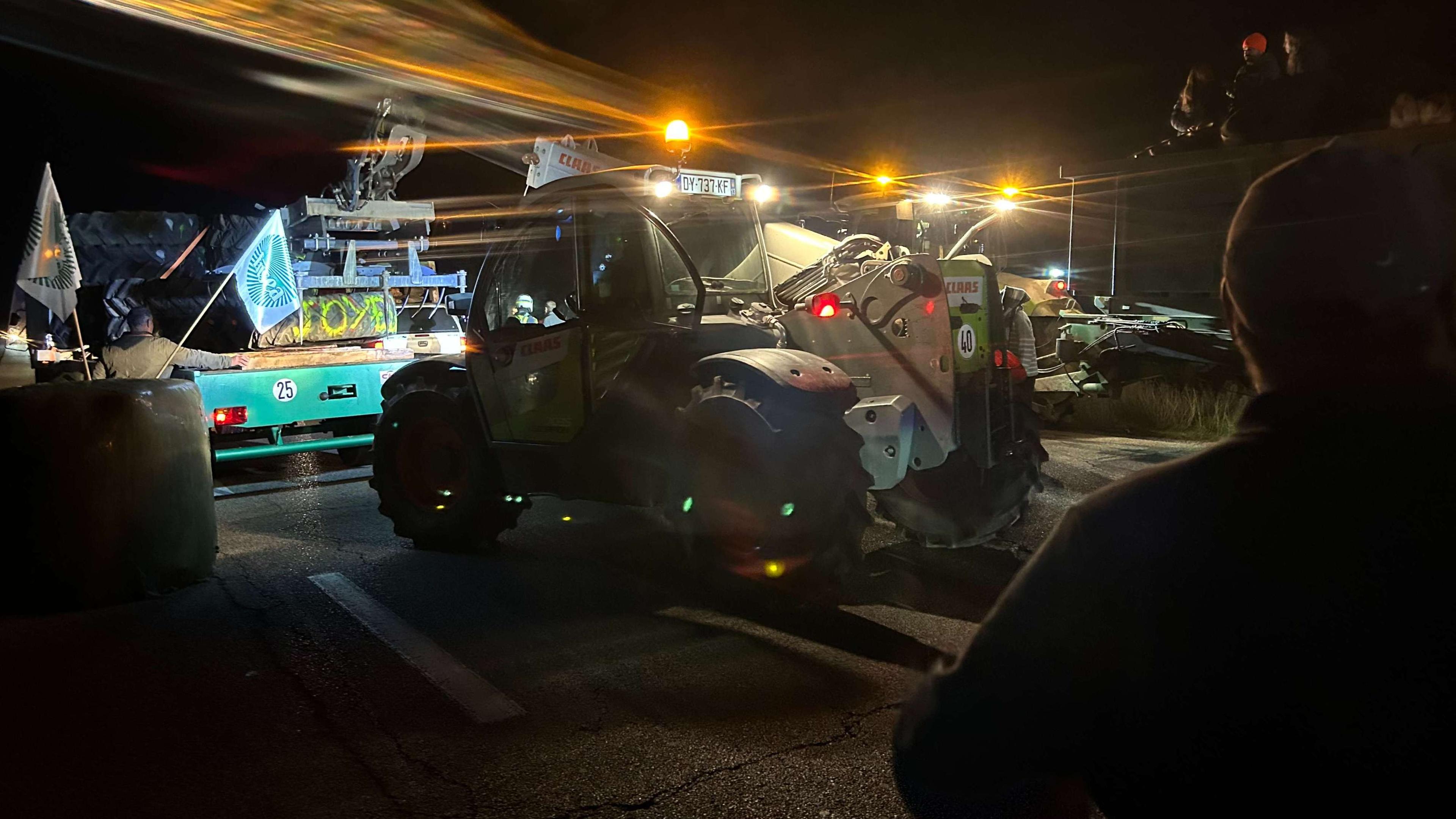 Des agriculteurs bloquent une autoroute au sud de Toulouse et y installent un campement