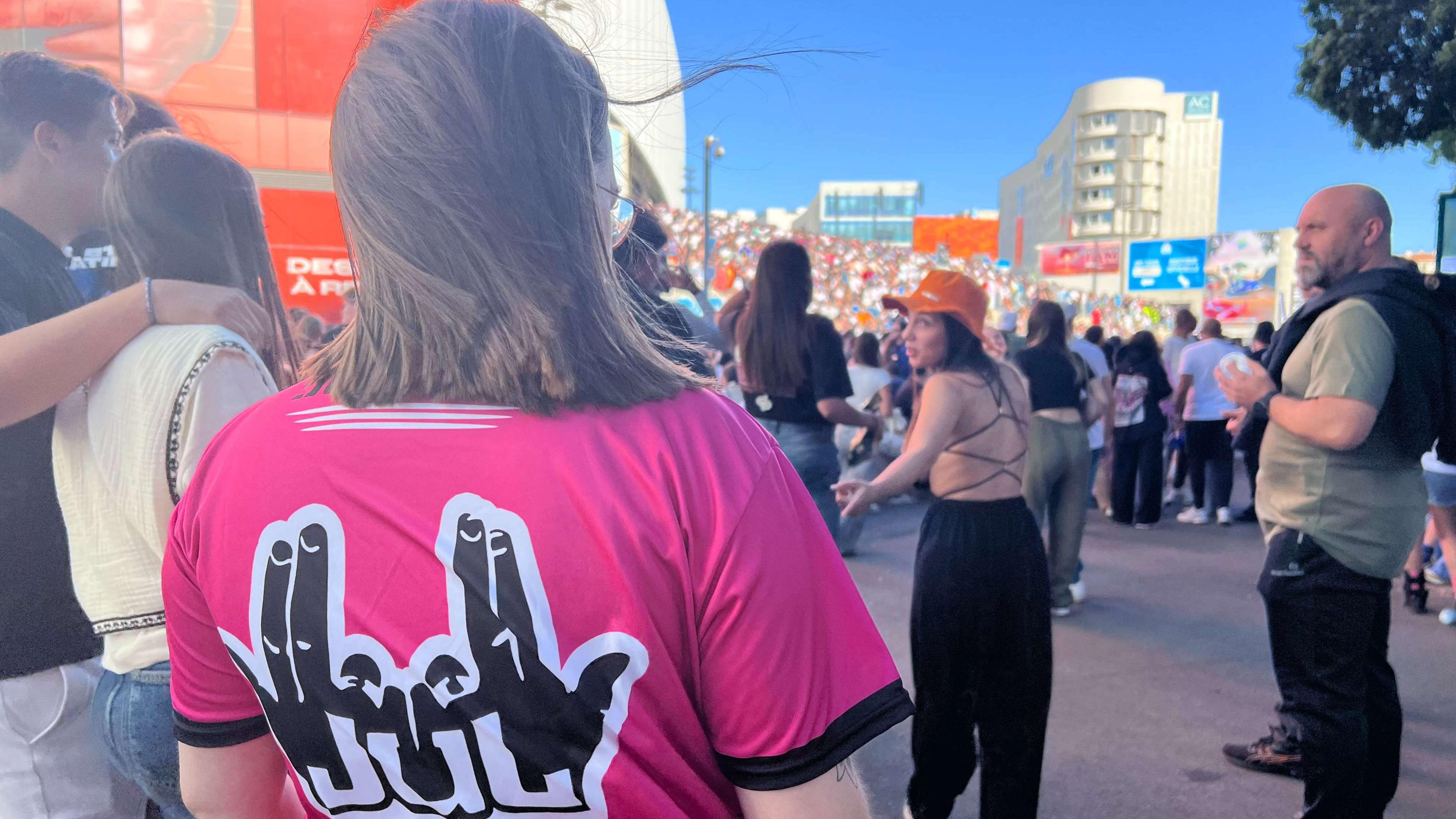 “Je viens de Roumanie pour le concert” : des fans gonflés à bloc pour Jul ce soir