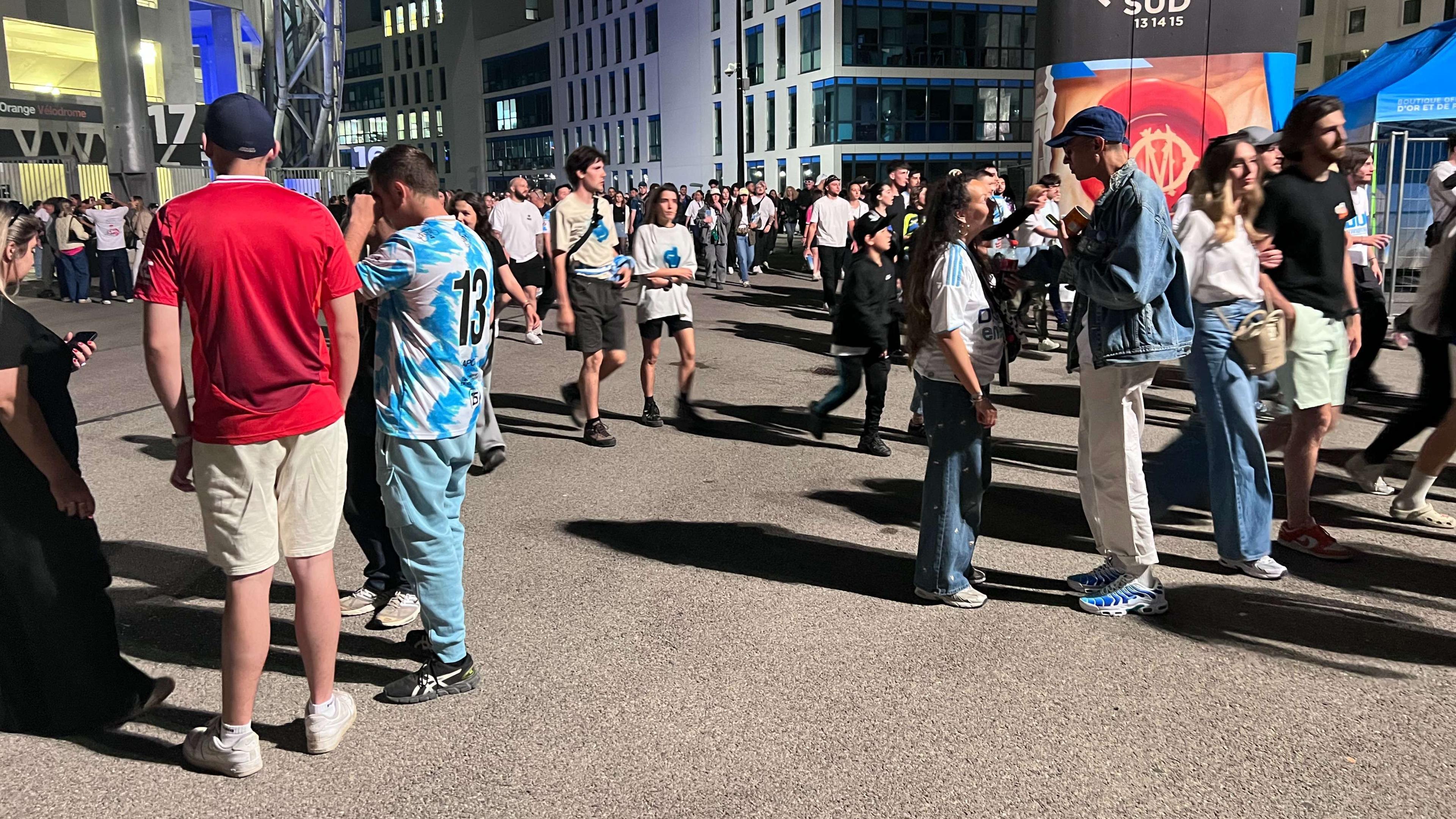 Jul enflamme le Vélodrome devant plus de 73 000 fans : un record historique!