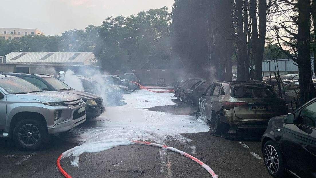 23 véhicules détruits dans l'incendie d'une concession automobile à Aix