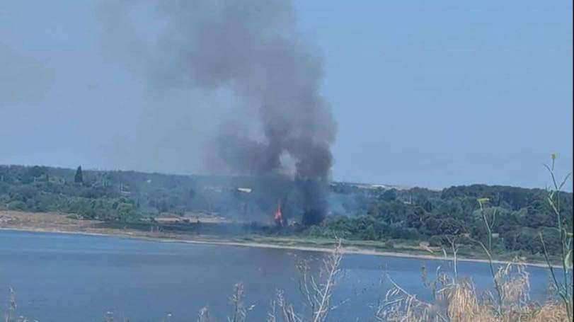 Istres : incendie en cours au nord de l'étang de Lavalduc