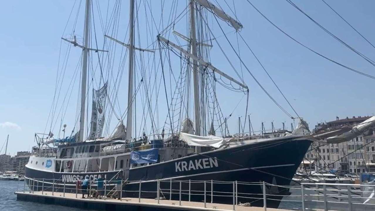 Le voilier Kraken sensibilise à la pollution marine au Vieux-Port