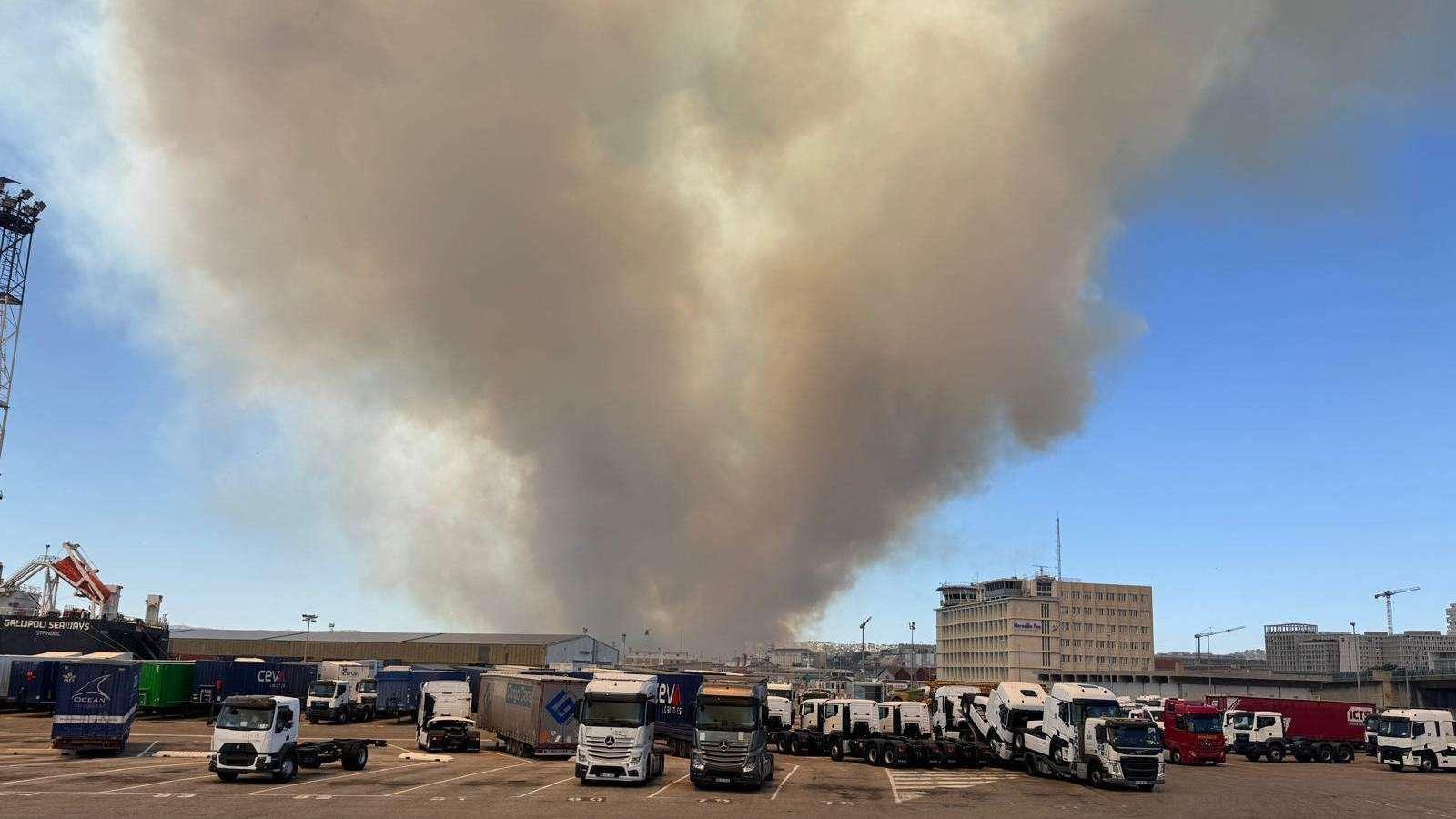 Incendie Pennes-Mirabeau: la progression du feu est très rapide, des évacuations en cours