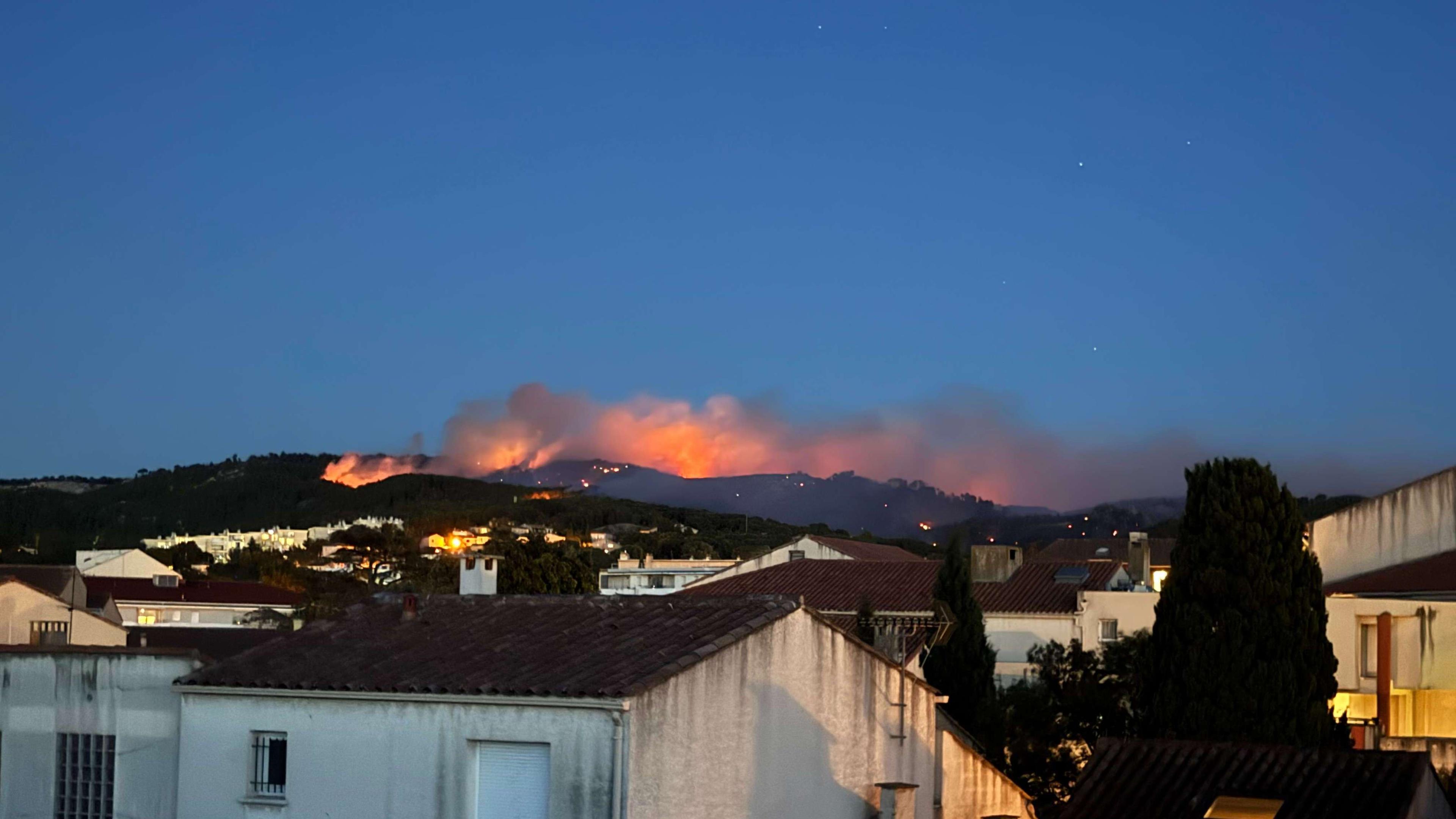 Martigues/ Sausset-les-Pins : 200 hectares parcourus, des habitations touchées et un feu toujours "virulent" cette nuit