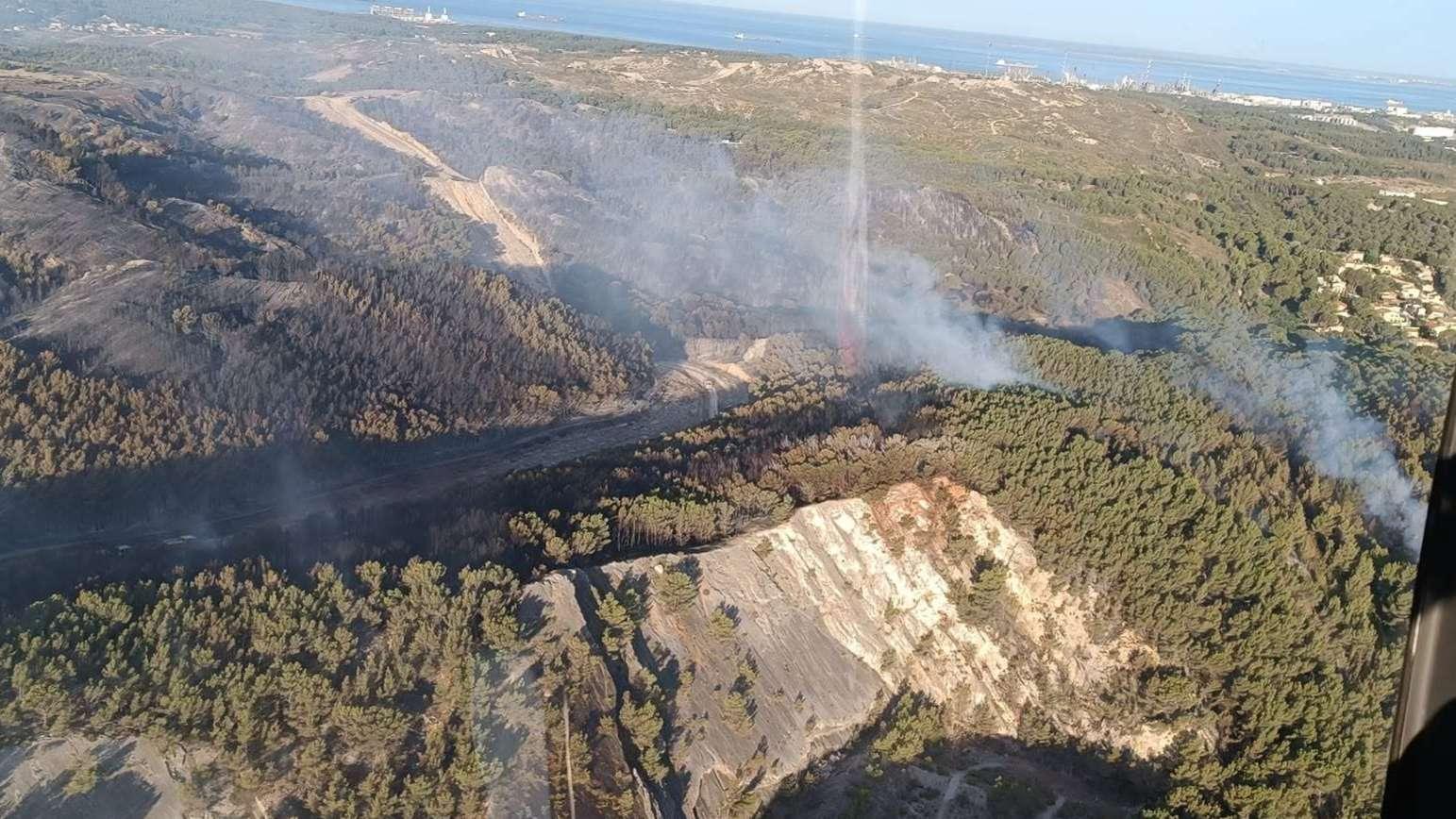 Martigues. Le feu est maîtrisé "dans son enveloppe", le confinement est levé