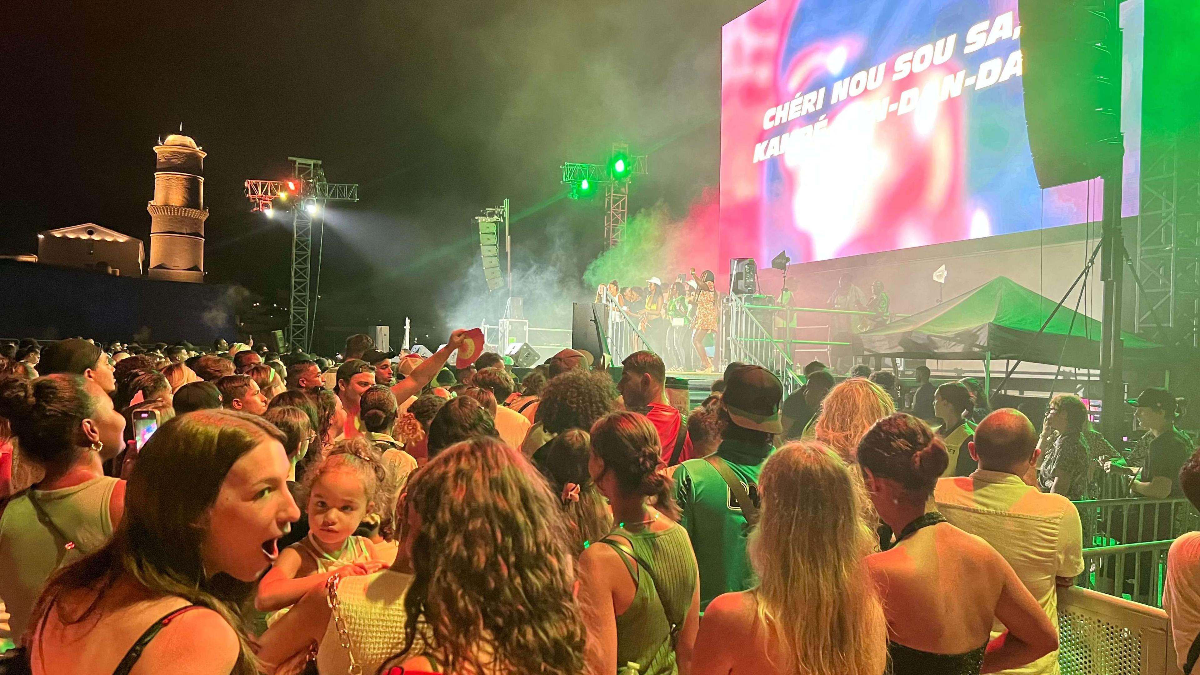 Karaoké géant, drones et feu d’artifice : retour sur la soirée de fête du 15 août à Marseille
