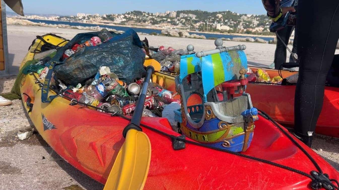 Des centaines de canettes sorties de l’eau par des apnéistes, plage de l’Huveaune à Marseille