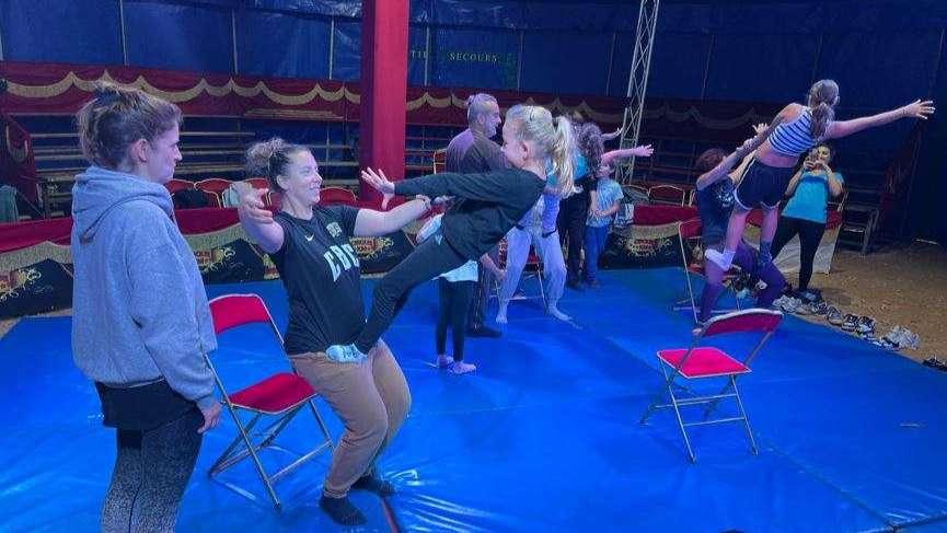 Martigues : sous le chapiteau, parents et enfants s'initient ensemble aux joies du cirque !