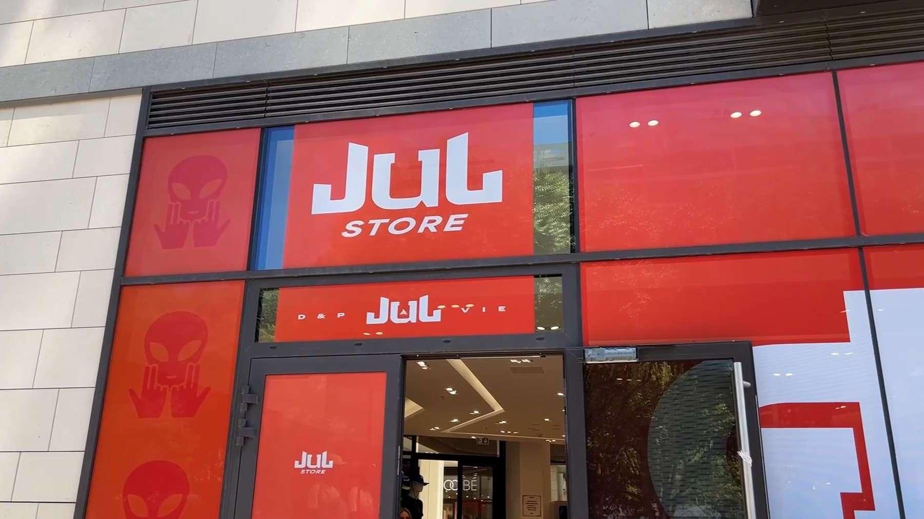 "Je fais tout à l'instinct" : le rappeur Jul, toujours champion du streaming en 2025, sort un double album "TP sur TP"