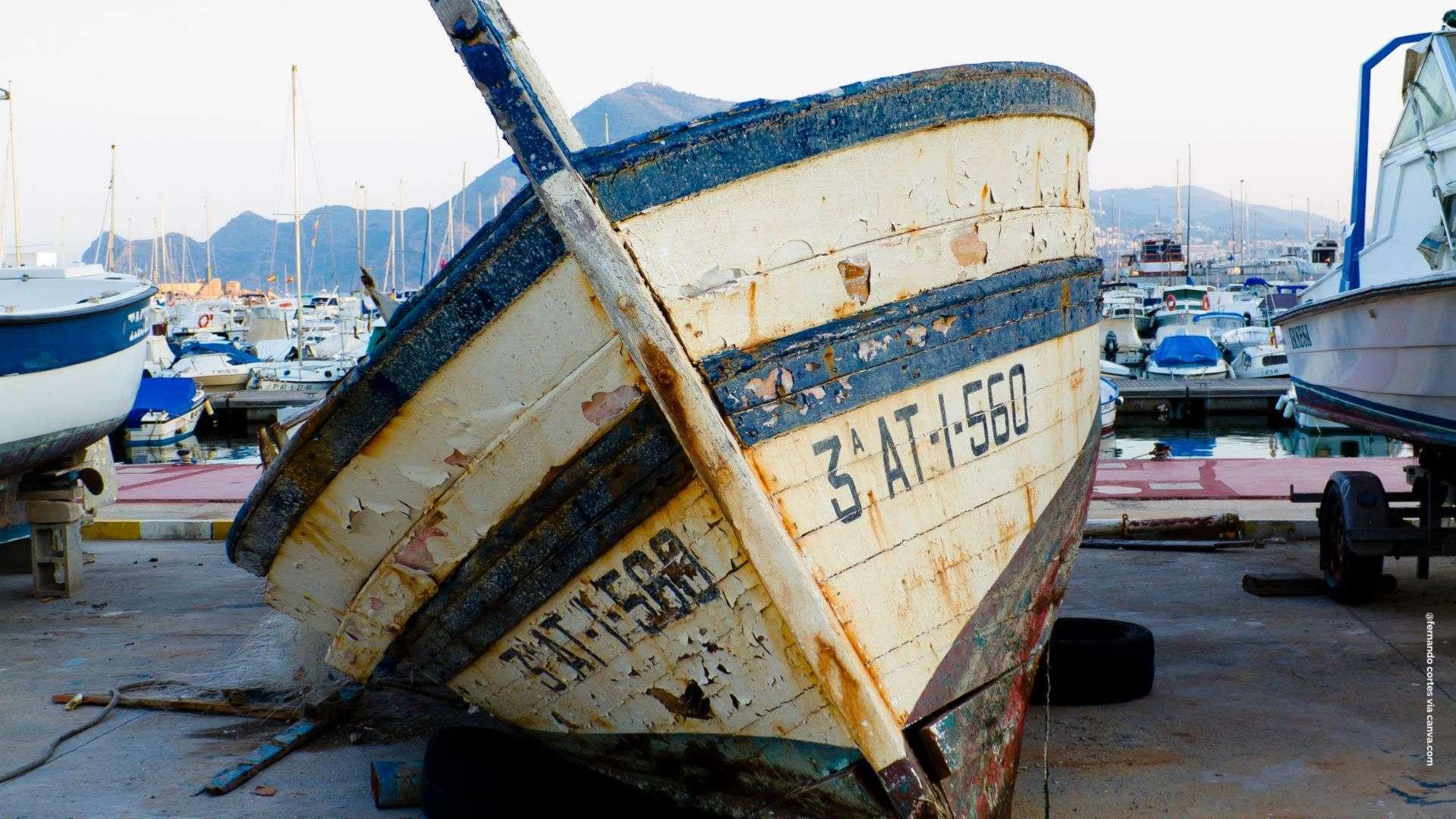 Port-Saint-Louis-du-Rhône : un "Emmaüs de la mer" à la recherche de trésors recyclables dans les cimetières de bateaux