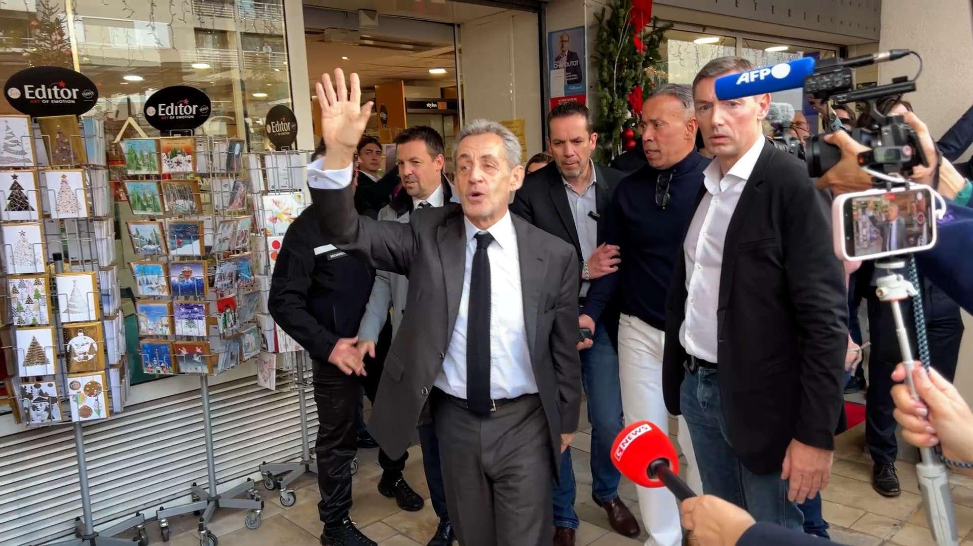 Marseille : Nicolas Sarkozy dédicace son "Journal d'un prisonnier" à une foule d'admirateurs 