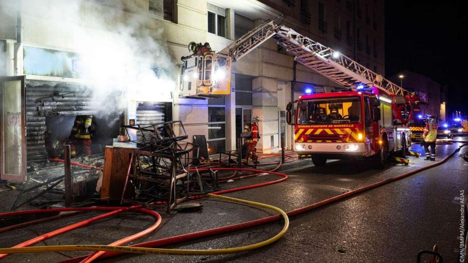 Marseille : incendie dans un immeuble cette nuit, un homme extrait des flammes entre la vie et la mort