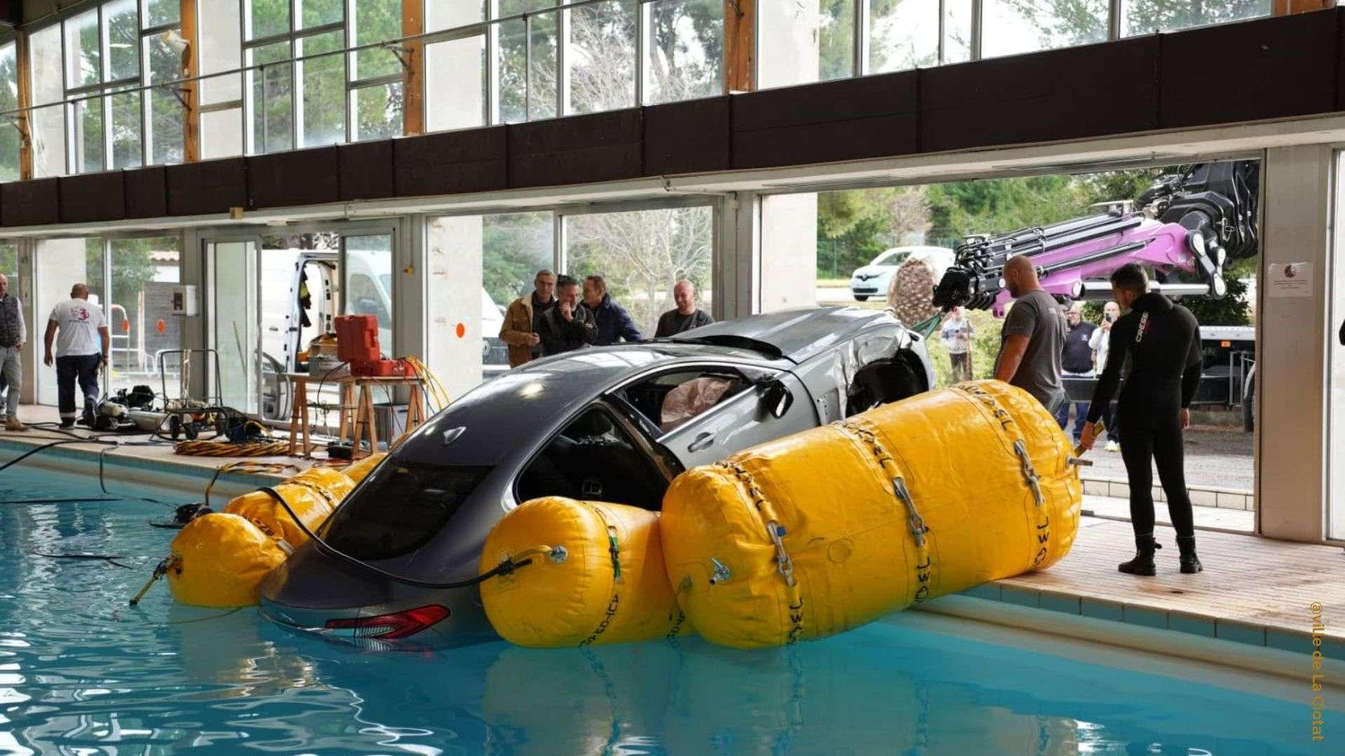 La Ciotat : plongeurs et grue mobilisés, la voiture a été sortie de la piscine municipale