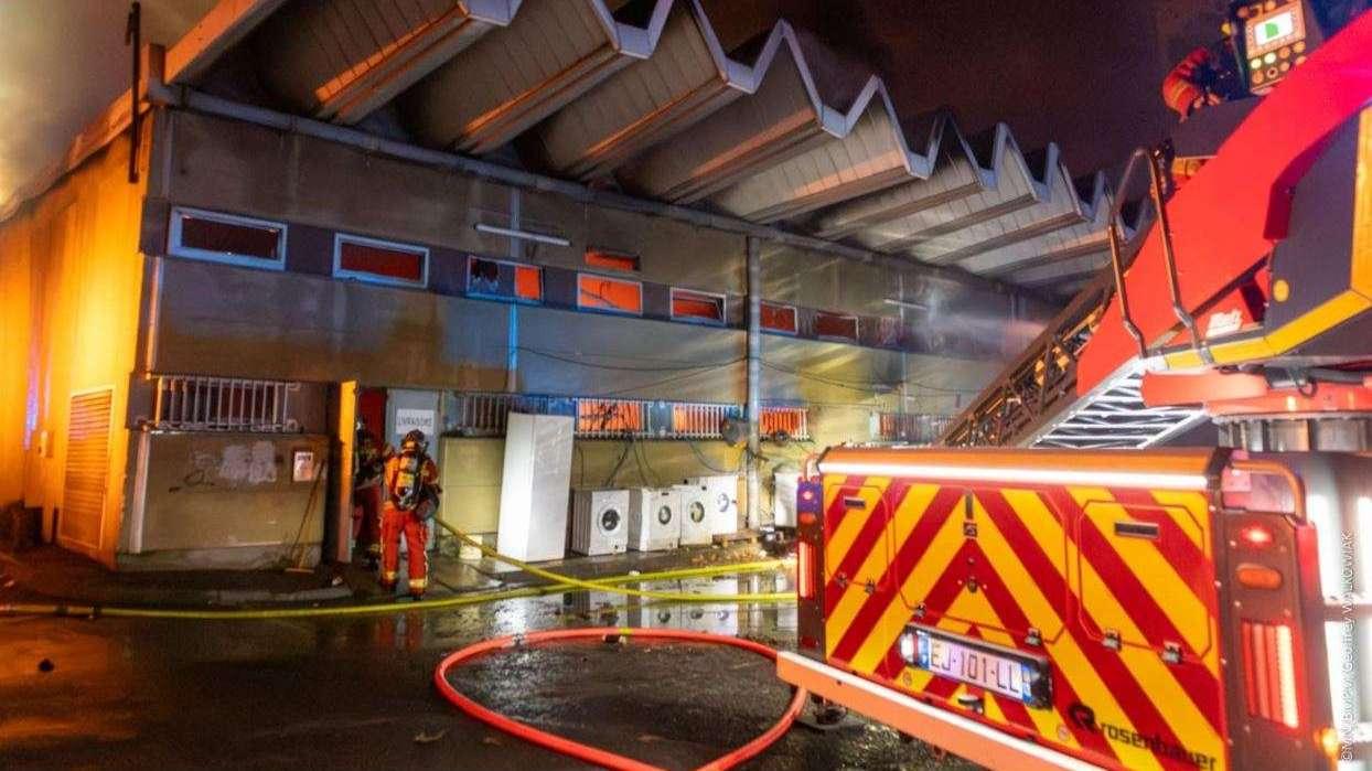 Marseille : un immense entrepôt squatté par 100 personnes ravagé par les flammes cette nuit