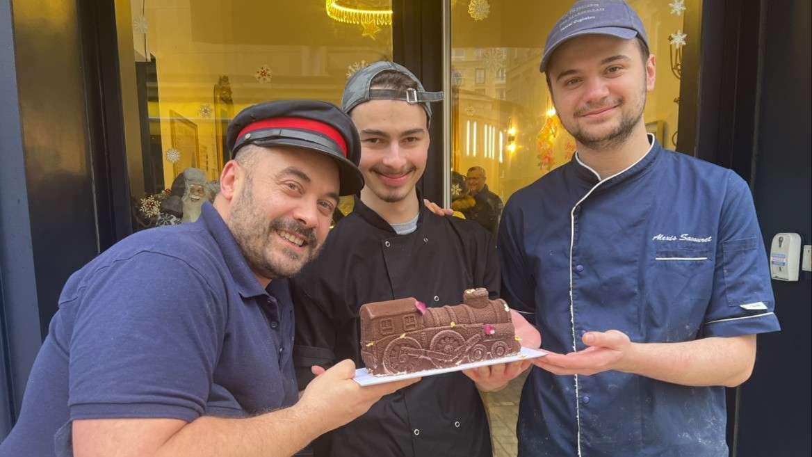 Insolite à Marseille : pour Noël, cet ancien cheminot a créé une bûche en forme de locomotive !