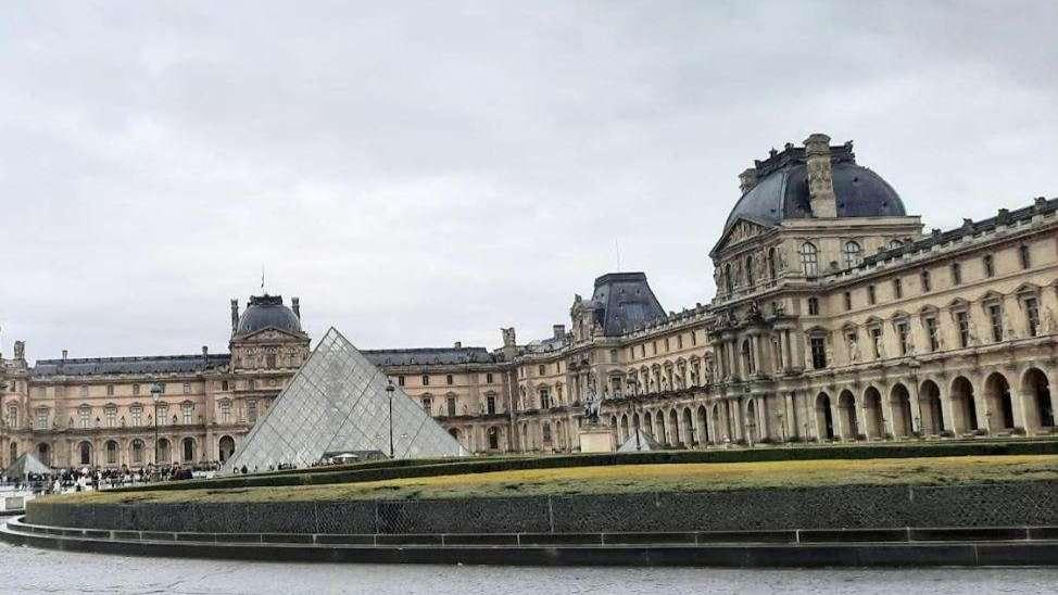 Spectaculaire cambriolage au Louvre, des bijoux "inestimables" dérobés